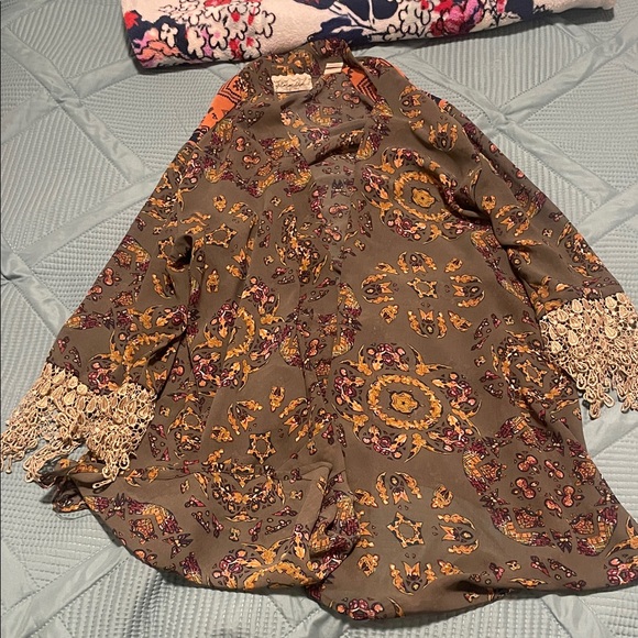 BKE Tops - BKE Multicolor Paisley kimono with Lace Cuffs